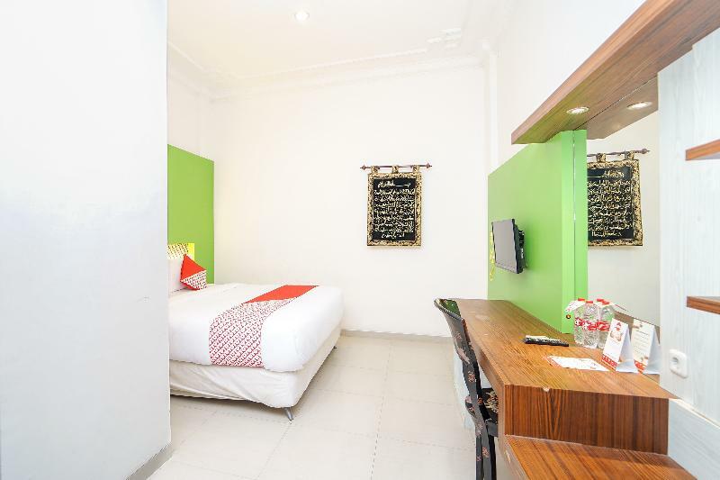 Oyo 231 Hotel Andita Syariah Сурабая Экстерьер фото