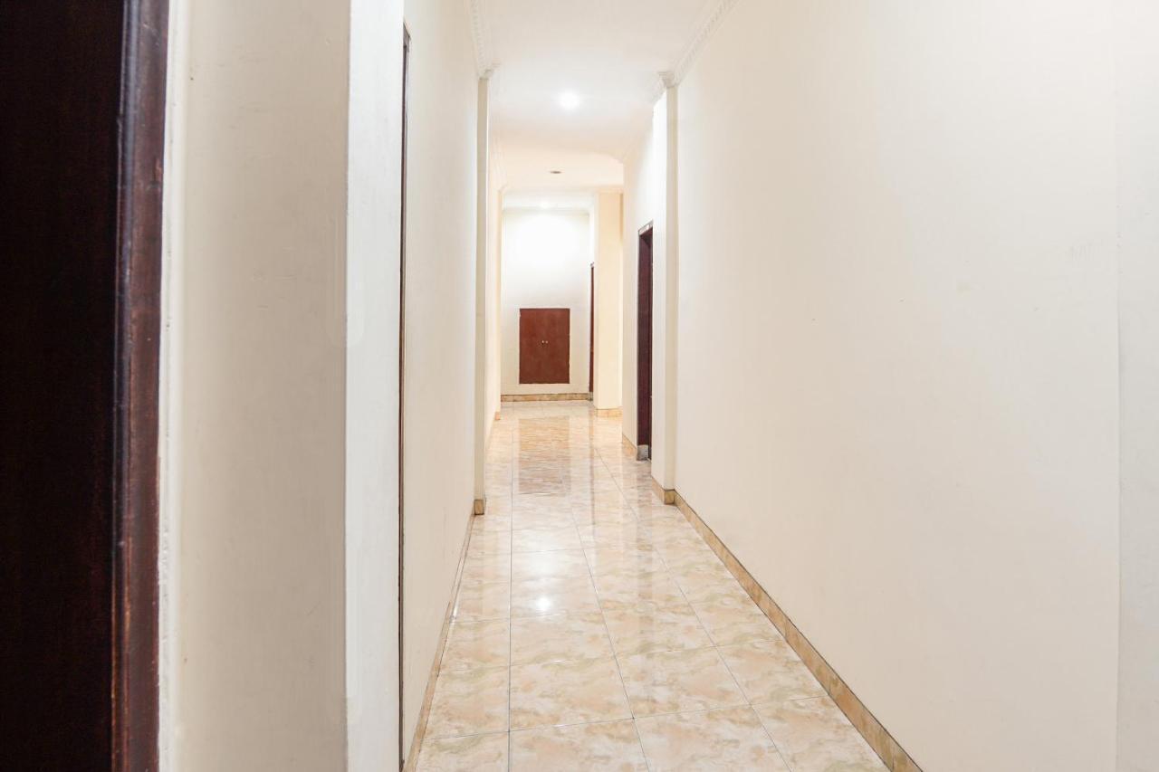 Oyo 231 Hotel Andita Syariah Сурабая Экстерьер фото