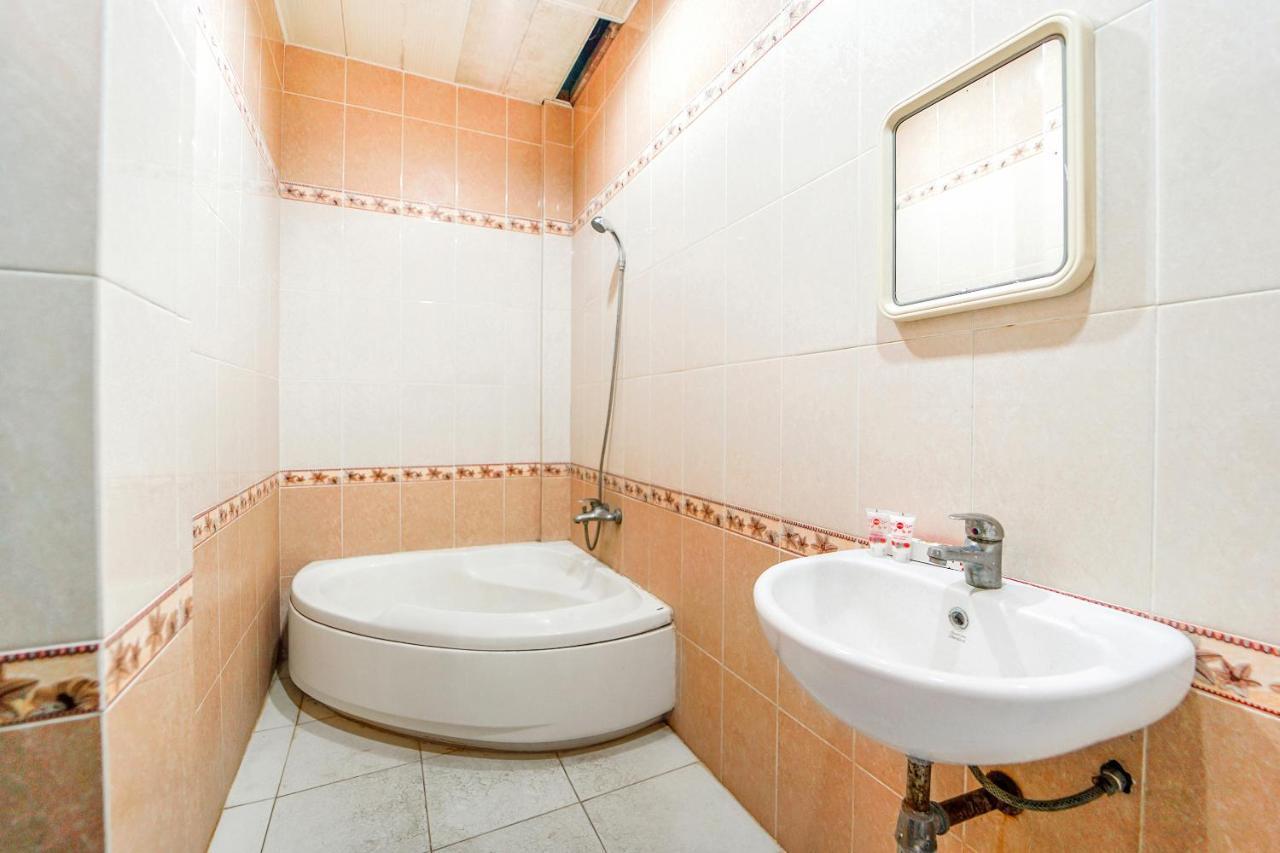Oyo 231 Hotel Andita Syariah Сурабая Экстерьер фото