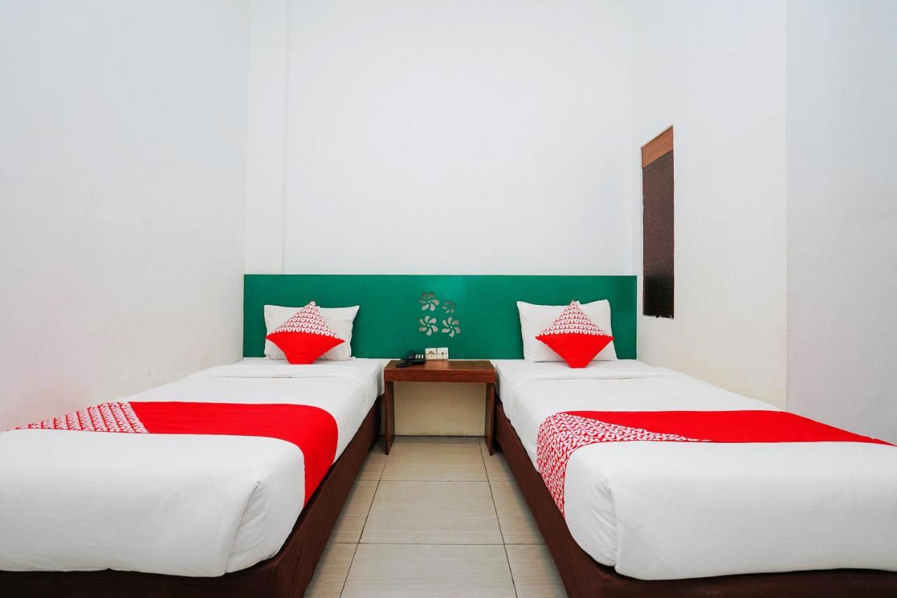 Oyo 231 Hotel Andita Syariah Сурабая Экстерьер фото