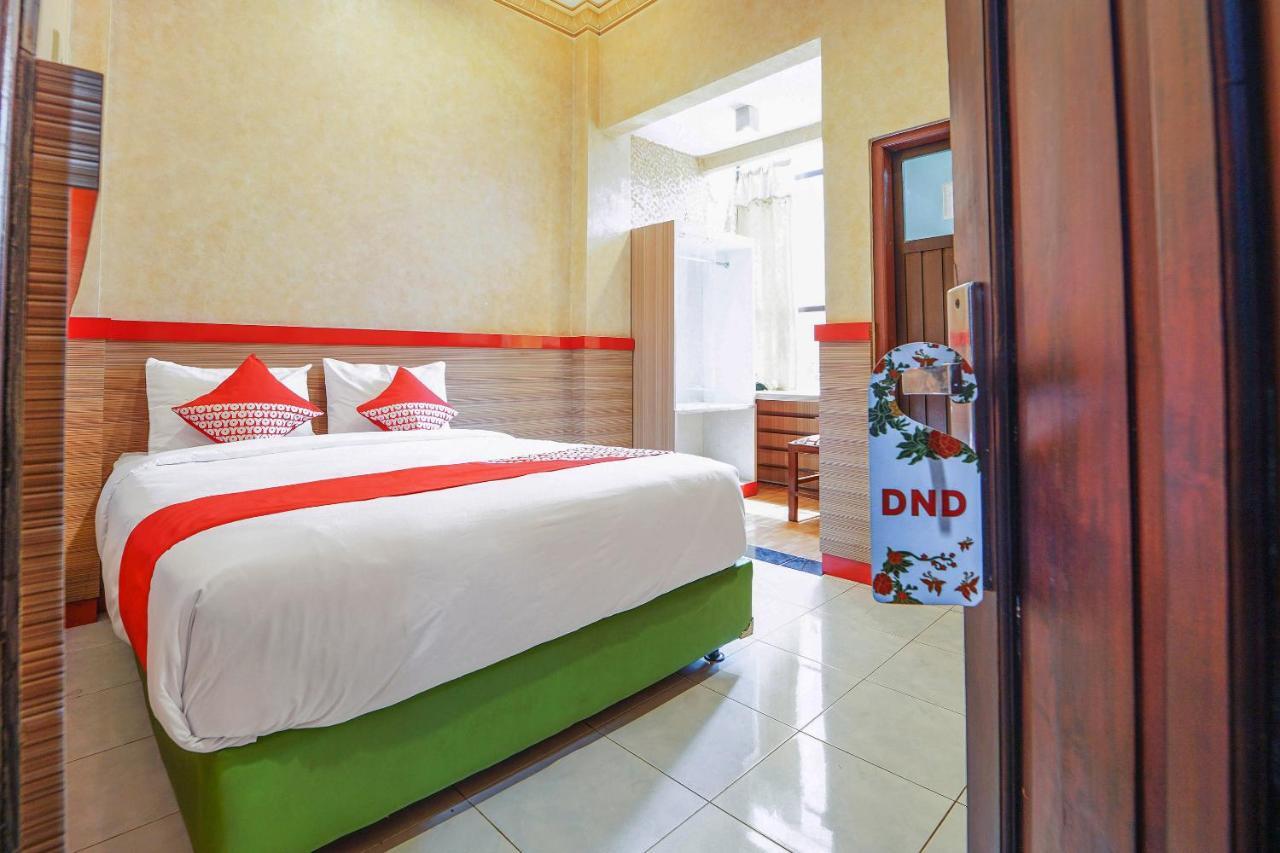 Oyo 231 Hotel Andita Syariah Сурабая Экстерьер фото